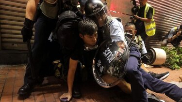 Policía carga en Hong Kong contra manifestantes tras nueva protesta masiva