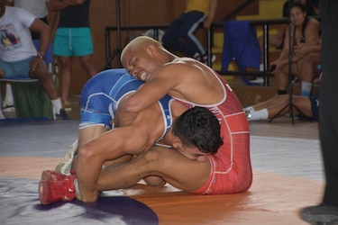 Campeonato mayor de lucha abre las competencias