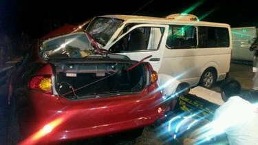 Un muerto y dos heridos en accidente entre bus y vehículo sedán