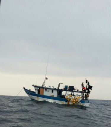 Senan rescata embarcación con cinco tripulantes