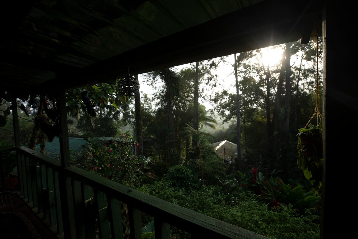 Los pueblos empapados de pobreza que caminan entre montañas ricas en oro y cobre