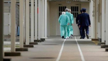 Los ancianos japonenes cometen delitos para vivir en la cárcel
