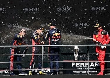 Rompen otro trofeo de Verstappen en plena celebración