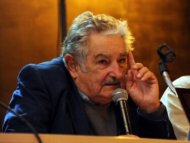 Mujica piensa adoptar 40 niños y jóvenes pobres cuando finalice su mandato