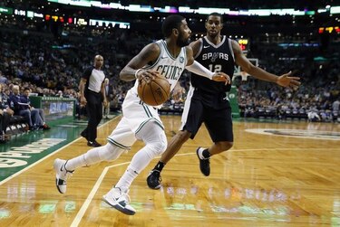 Irving y Horford lideran a los Celtics para vencer a Spurs
