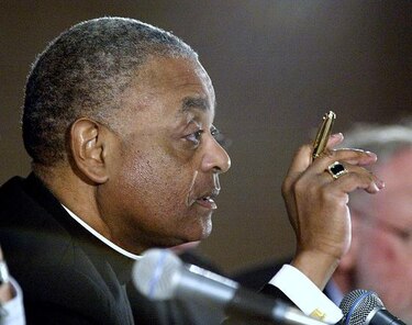 Arzobispo de Atlanta se disculpa por su vida lujosa