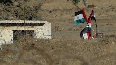 La bandera siria es izada en la frontera con el Golán ocupado por Israel