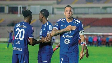 Blas Pérez mostró sus dotes en el Árabe con un gol espectacular