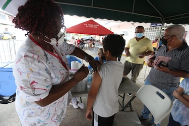 Panamá comenzó hoy a vacunar contra la covid-19 a niños desde los 6 meses