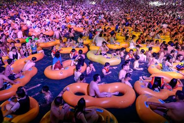 China defiende la macrofiesta ‘tecno’ en piscina de Wuhan