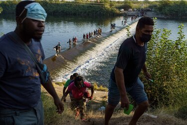 Estados Unidos aumentará ‘vuelos de deportación’ para inmigrantes varados en Texas