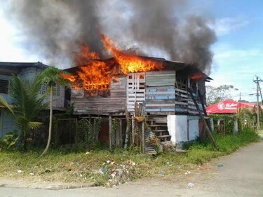 Bomberos logran controlar incendio de una casa en Almirante