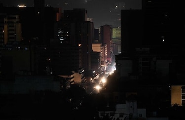 Saqueos golpean a estado petrolero de Venezuela tras una semana de apagones