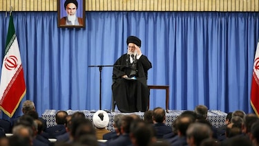 Máximo líder religioso de Irán se burla del 'novato' Donald Trump