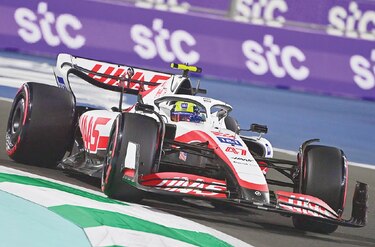 Lewis Hamilton es eliminado y Mick Schumacher sufre aparatoso accidente