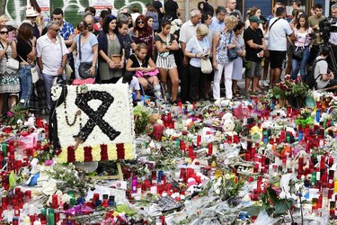 Barcelona homenajea a sus muertos; la Policía sigue buscando a fugitivo
