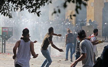 Miles de libaneses se manifiestan en Beirut para pedir cuentas por la tragedia
