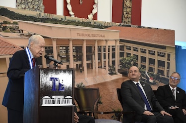 Tribunal Electoral condecora a Luis H. Moreno