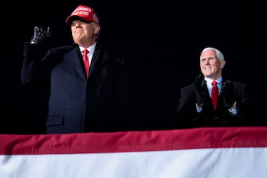Pence rechaza invocar la 25ª Enmienda para apartar del cargo a Trump
