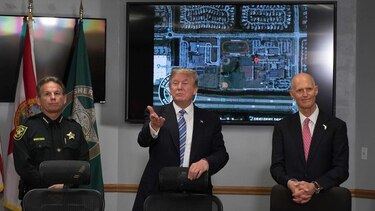 Trump se centra en equipos de emergencia en visita a Florida