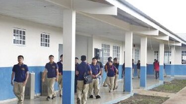 Construyen colegio en terreno fangoso
