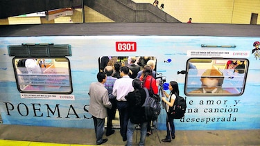 Versos de Neruda en el Metro chileno