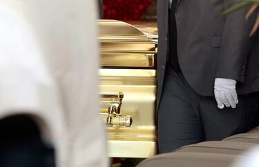 Un féretro dorado y miles de flores: el suntuoso funeral de ‘El Mencho’ en México