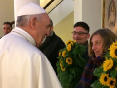 Papa Francisco desayuna con ocho personas sin techo en su 80 cumpleaños