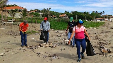 Recogen basura contaminante en playa El Uverito