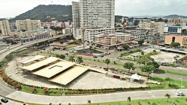Una gran plataforma en el corazón de la ciudad