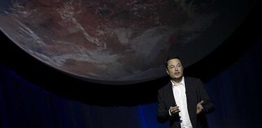 Elon Musk busca perfeccionar tejas fotovoltaicas para techos