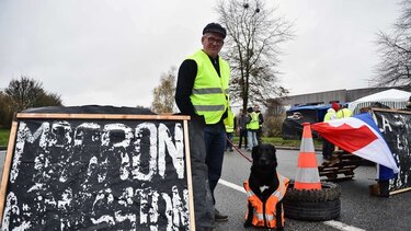 Macron da marcha atrás ante la presión de los 'chalecos amarillos'