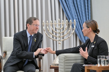 El presidente israelí urge a sellar un acuerdo con Hamás tras reunirse con la madre de un rehén