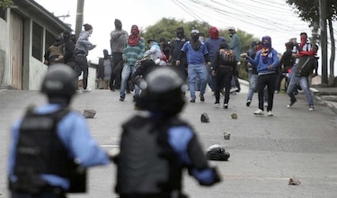 Chocan manifestantes opositores y policías en protestas en Honduras