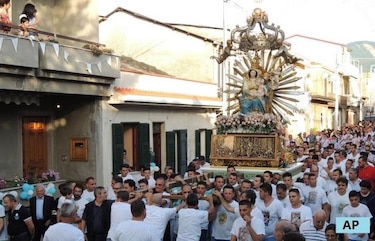 Procesión religiosa desafía palabras del Papa