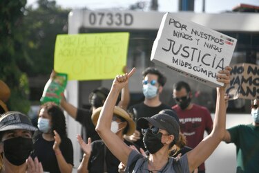 La indignación crece: una denuncia y otra protesta