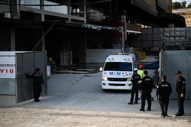 Mueren tres obreros tras desplomarse una grúa en edificio en El Bosque