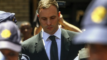 Pistorius es condenado por asesinato y volverá a prisión al menos 15 años
