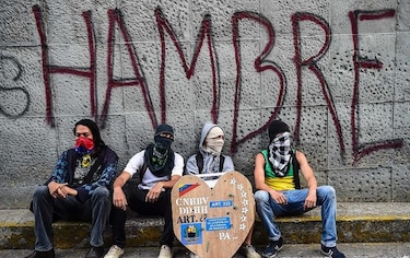 Venezolanos empiezan con barricadas un paro contra la constituyente