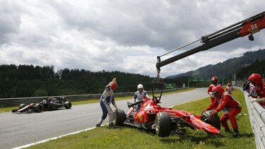 Alonso y Raikkonen sufren accidente en la primera vuelta en Austria