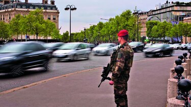 Francia celebra comicios con incertidumbre