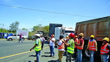 Cierran carretera para exigir pago atrasado