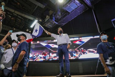 Con baile y música de Osvaldo Ayala, el Ejecutivo celebra el primer año de Panamá Solidario