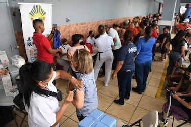 Gran afluencia en sitios habilitados para la colocación de la vacuna contra la influenza
