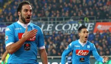 Roma coge aire y supera al Genoa; Higuaín lidera triunfo del Napoli