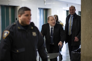 La memoria a veces engaña, asegura la defensa en juicio de Harvey Weinstein