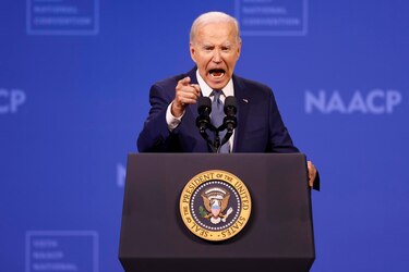 Biden está decidido a seguir en la carrera presidencial pese a presiones