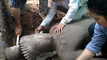 Hallan en Camboya una estatua de Angkor