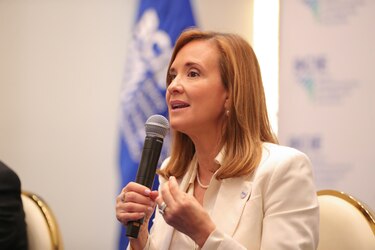 La costarricense Gisela Sánchez se convierte en la primera mujer presidenta del BCIE