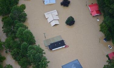 Lluvias complican rescates tras devastadoras inundaciones en el sur de Estados Unidos